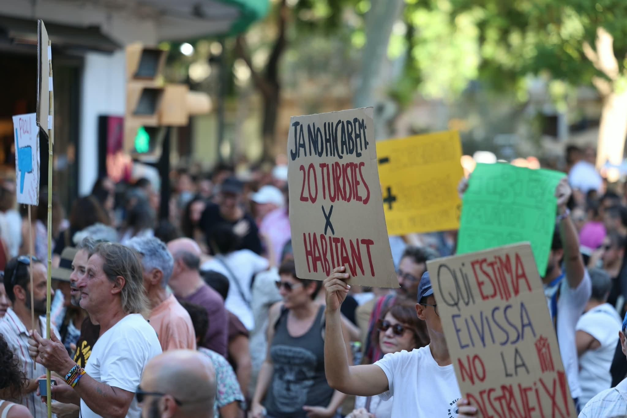 "Ja no hi cabem": los manifestantes denuncian la masificación turística durante la marcha