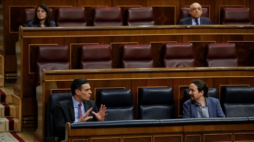 El presidente del Gobierno, Pedro Sánchez (i), conversa con el vicepresidente segundo, Pablo Iglesias, este miércoles, durante una sesión de control al Gobierno en el Congreso de los Diputados, en Madrid (España), a 29 de abril de 2020.