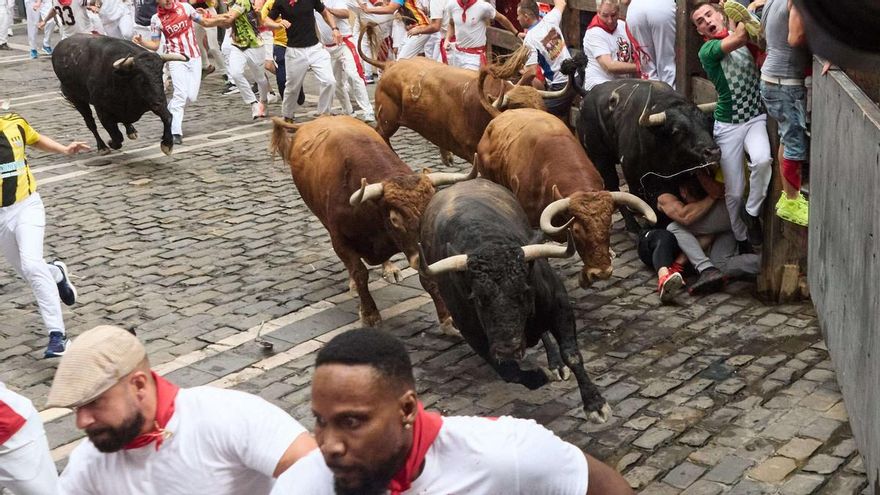 Cuarto encierro vertiginoso de San Fermín: los toros se adelantan a los mansos y dejan nueve heridos