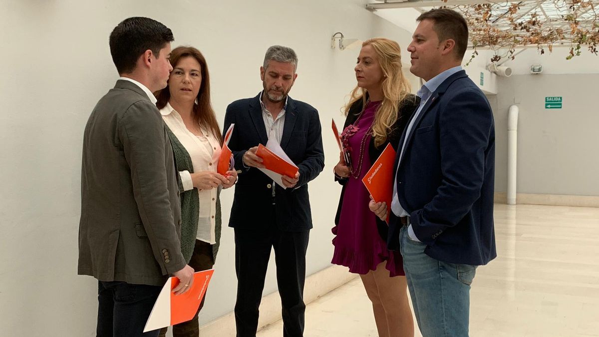 Javier Ceruti, en el centro de la imagen, junto al resto de miembros del comité negociador de Cs.