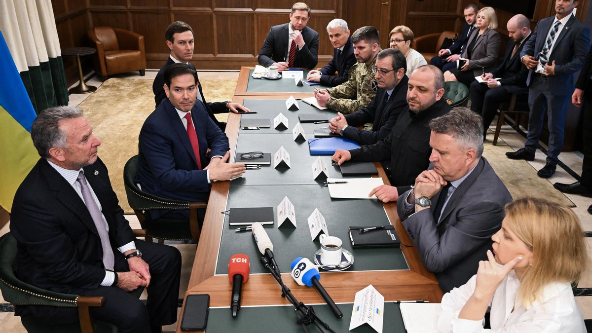 El secretario de Estado de EEUU, Marco Rubio, con el enviado especial de la Casa Blanca, Steve Witkoff, y Jared Kushner, durante una reunión con representantes ucranianos encabezados por el secretario del Consejo de Seguridad Nacional y Defensa de Ucrania, Rustem Umerov, en Florida, el 30 de noviembre de 2025.