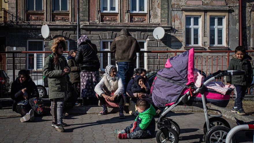 Cientos de personas salen de Leópolis mientras familias sin recursos hacen fila en Polonia para volver a Ucrania
