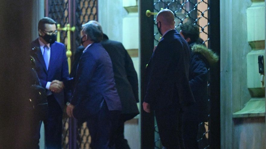 El primer ministro polaco, Mateusz Morawiecki (i), junto al primer ministro húngaro, Viktor Orban (2i), se saludan este martes en Varsovia, Polonia. EFE/EPA/RADEK PIETRUSZKA