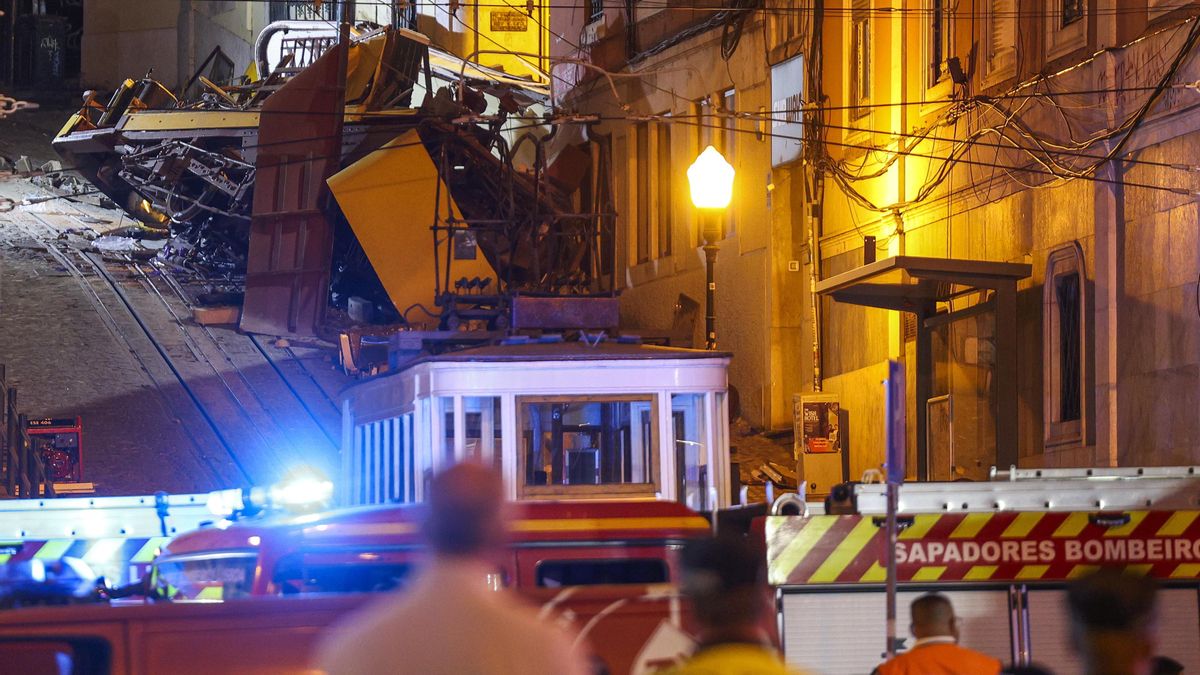 Imagen del funicular de Gloria accidentado en Lisboa. 