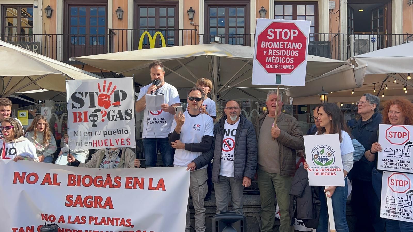 Las plataformas concentradas en la plaza de Zocodover han trasladado sus demandas durante la protesta este sábado contra el plan de biometanización de Castilla-La Mancha