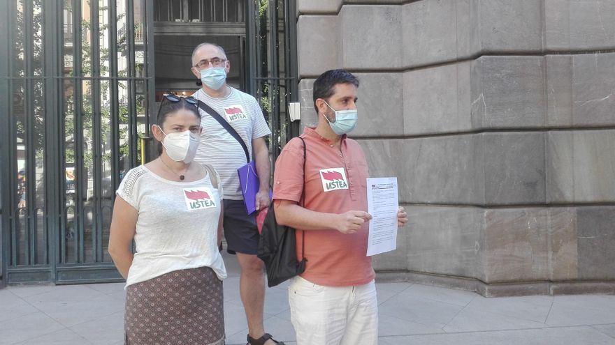 Miembros de Ustea a las puertas de la Fiscalía en Granada tras presentar el escrito por supuestas ratios ilegales en aulas granadinas