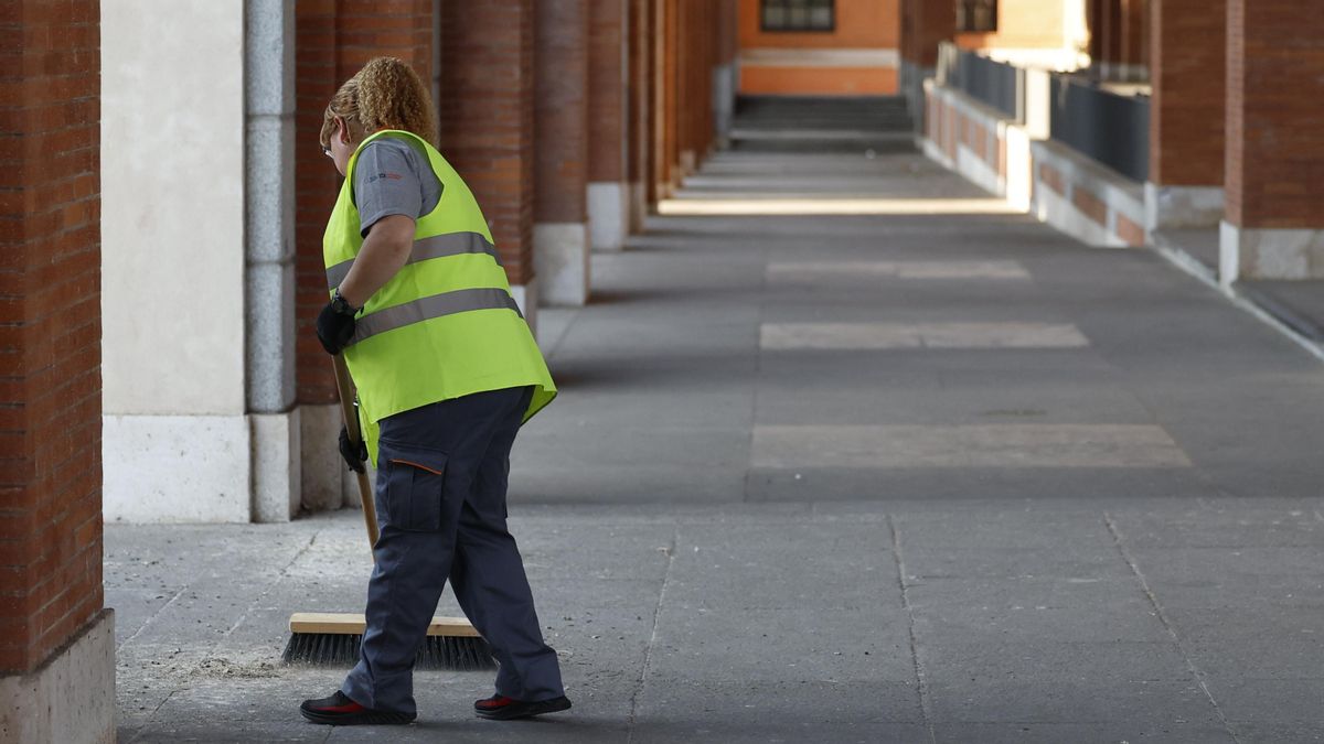 Imagen de archivo de una trabajadora en el centro de una ciudad. EFE/ Mariscal