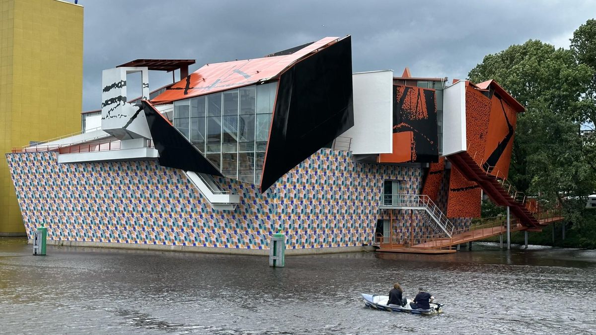 Madera y metal sobre el canal. Museo de Groninga.