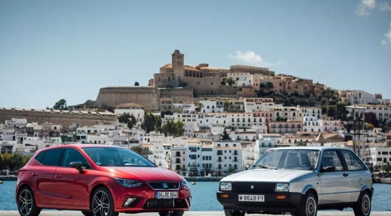Primera y quinta generación del Seat Ibiza, con la capital de la isla al fondo