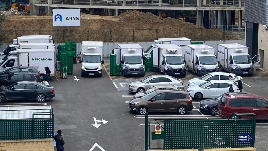 El aparcamiento del Mercadona de El Bosque, con diez furgonetas de reparto