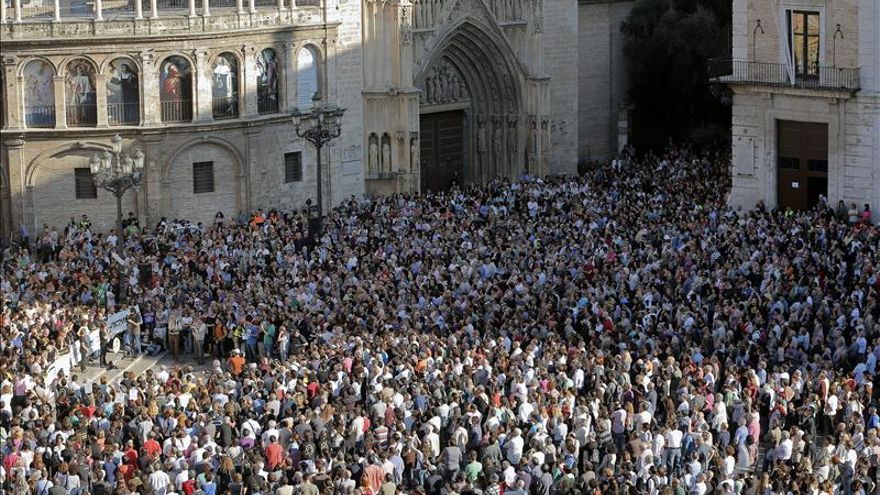 Miles de personas desbordan la protesta de las víctimas del metro de Valencia