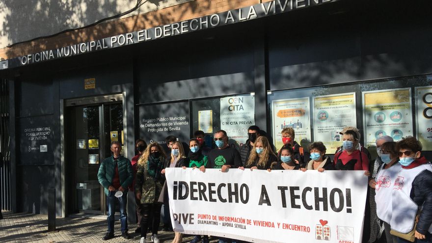 La concentración se celebró ante la Oficina por el Derecho a la Vivienda de Sevilla.