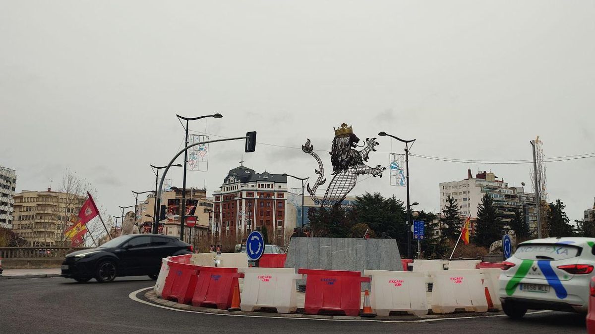 Nuevo león en la rotonda al lado del Puente de los Leones