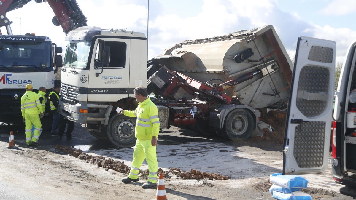Accidente con vuelco de un camión en el Puente de Andalucía