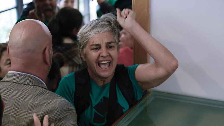 Varios manifestantes interrumpen la firma de un protocolo de vivienda del Gobierno