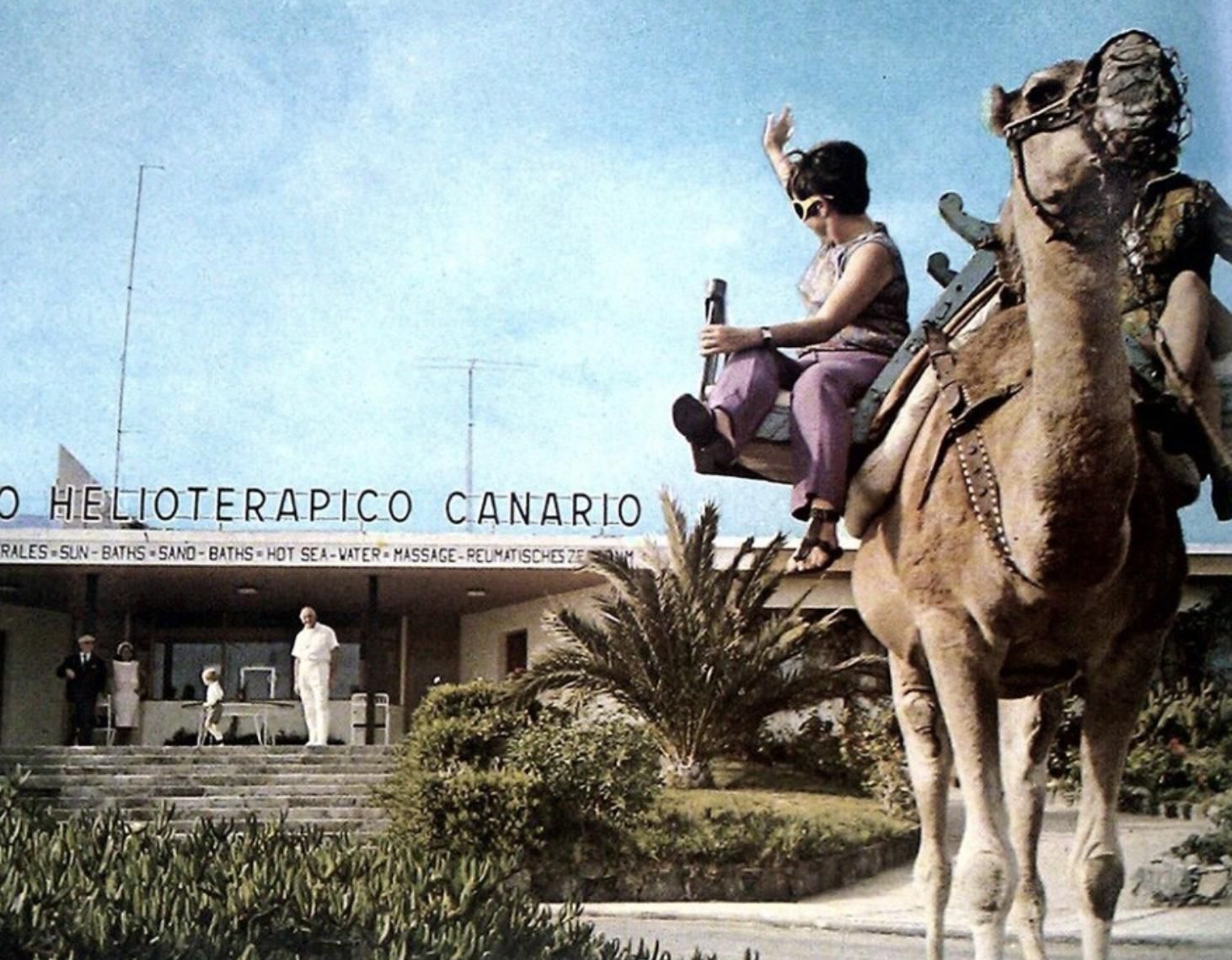 Una pareja de turistas regresa al hotel en camello tras una sesión en el Centro Helioterápico.