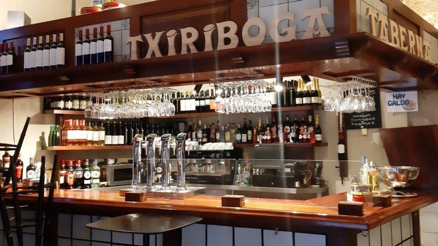 Interior del bar Txiriboga, en el centro de Bilbao