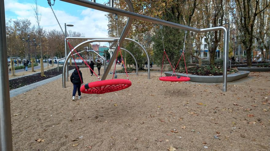 Columpiódromo en la nueva Plaza España