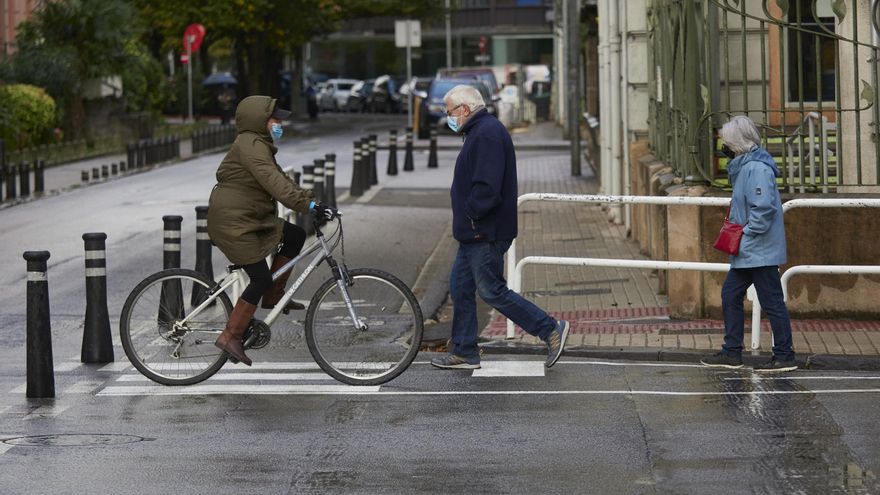 Transeúntes caminan por una calle de Pamplona
