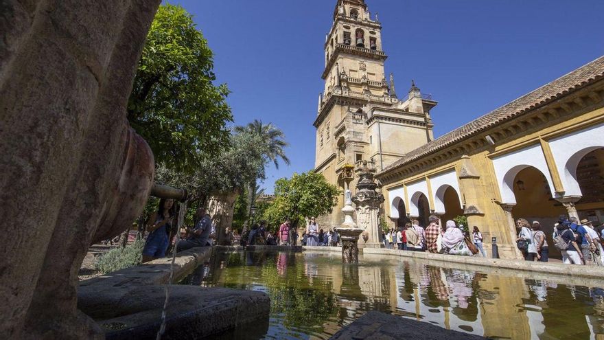 Un guía denuncia su expulsión del Patio de los Naranjos de la Mezquita Catedral y el Cabildo alega "falta de autorización"