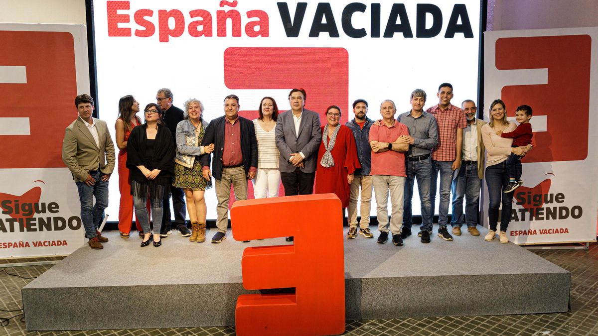 Foto de familia de un acto de precampaña de España Vaciada, en el Espacio Rastro Madrid.