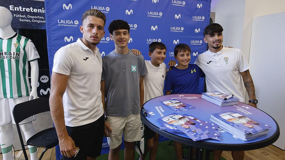 Isma Ruiz y Kevin Medina firman autógrafos a los aficionados del Córdoba CF