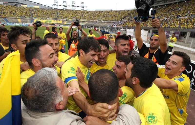 El jugador de la UD Las Palmas Juan Carlos Valerón celebra con sus compañeros el ascenso. EFE/Elvira Urquijo A.