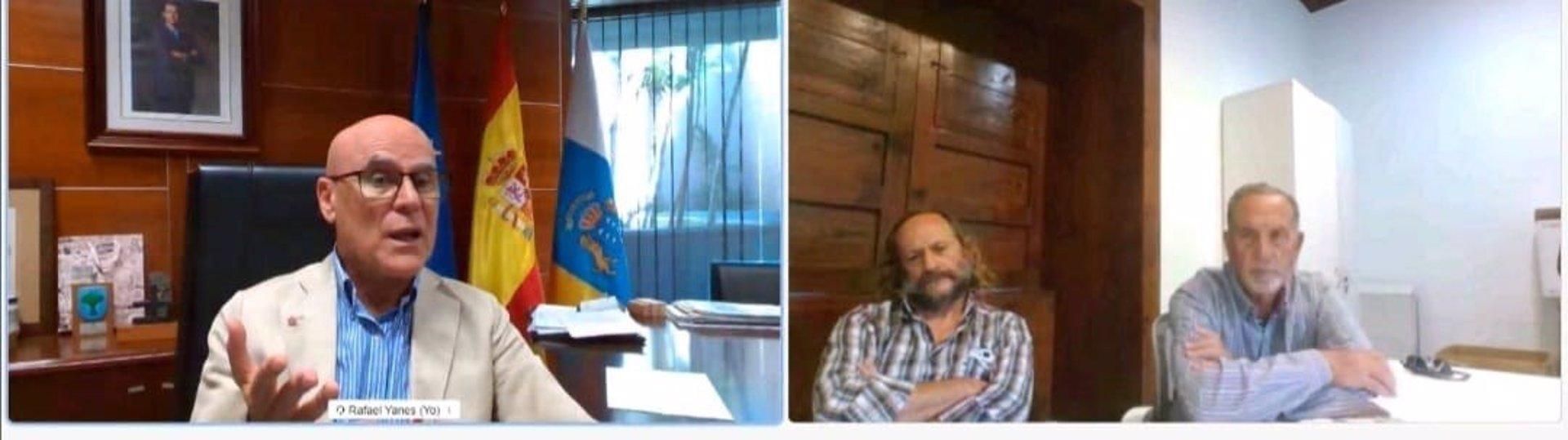 El Diputado del Común, Rafael Yanes, se ha reunido por videoconferencia con los representantes de la Plataforma de Afectados por el Volcán de La Palma, Juan González y José Manuel Rodríguez.