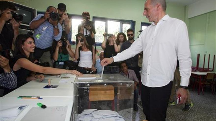 Yanis Varufakis en su colegio electoral del día del referéndum griego. Foto: EFE