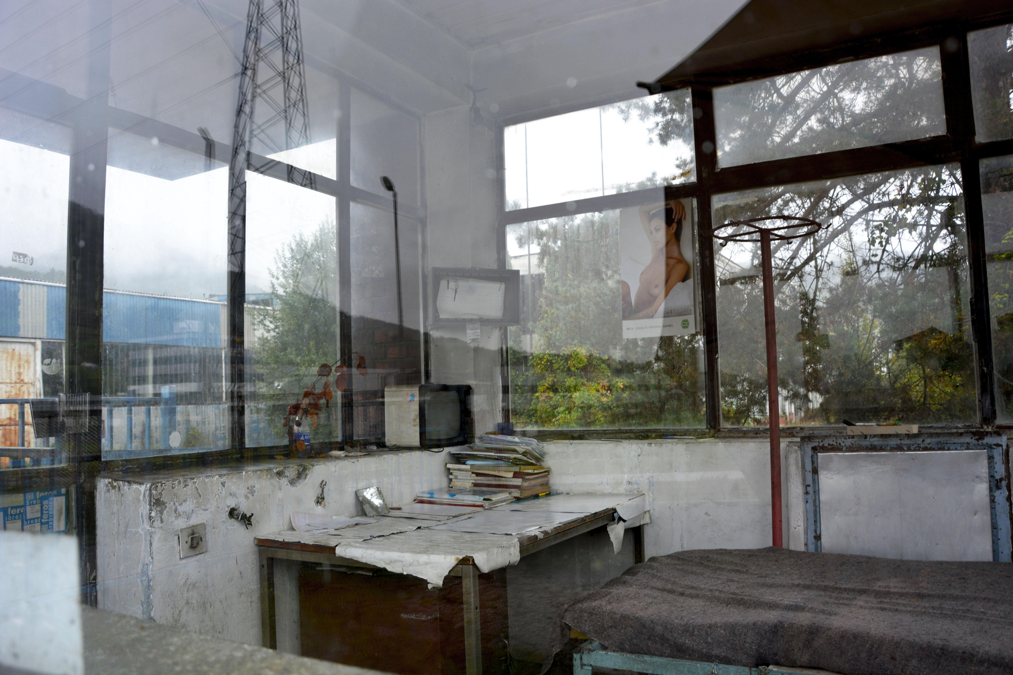 En la entrada de una de las naves del Dutchbat, la caseta de seguridad conserva pósteres, libros, una cama improvisada