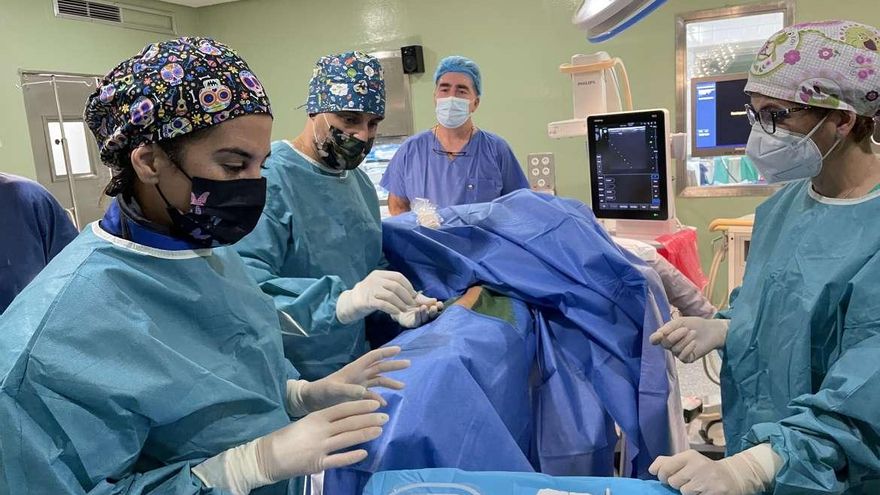 La unidad de dolor Don Benito-Villanueva hace dos operaciones pioneras en la provincia, o en la comarca