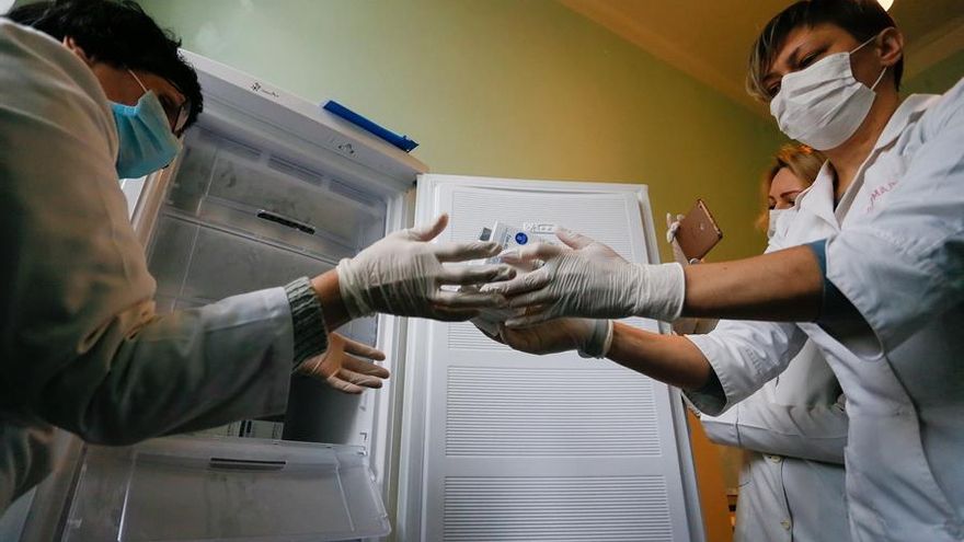 Personal sanitario en la autodenominada República Popular de Donetsk descarga las dosis de la vacuna Sputnik V enviadas por Russia.