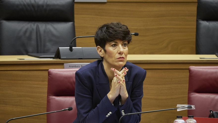 Archivo - La consejera de Economía y Hacienda del Gobierno foral, Elma Saiz, durante un pleno en el Parlamento de Navarra.