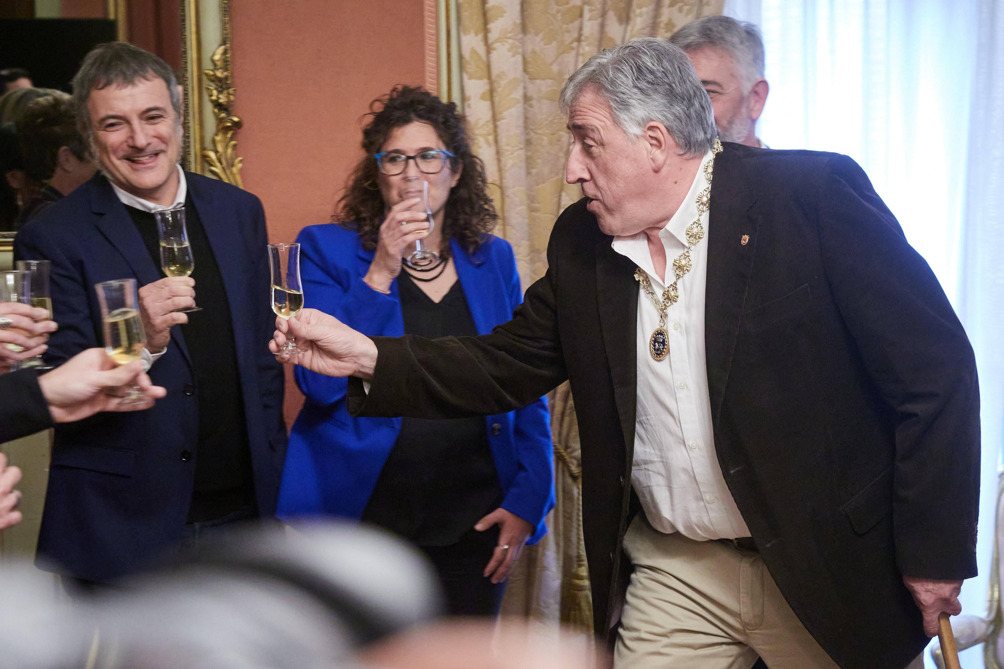 Joseba Asiron brinda con los miembros de su equipo de Gobierno.