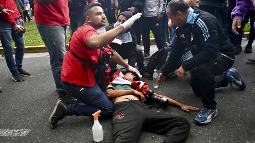 "Todo pasó en un minuto". El relato del fotógrafo de NA que sacó las fotos de Pablo Grillo en el suelo