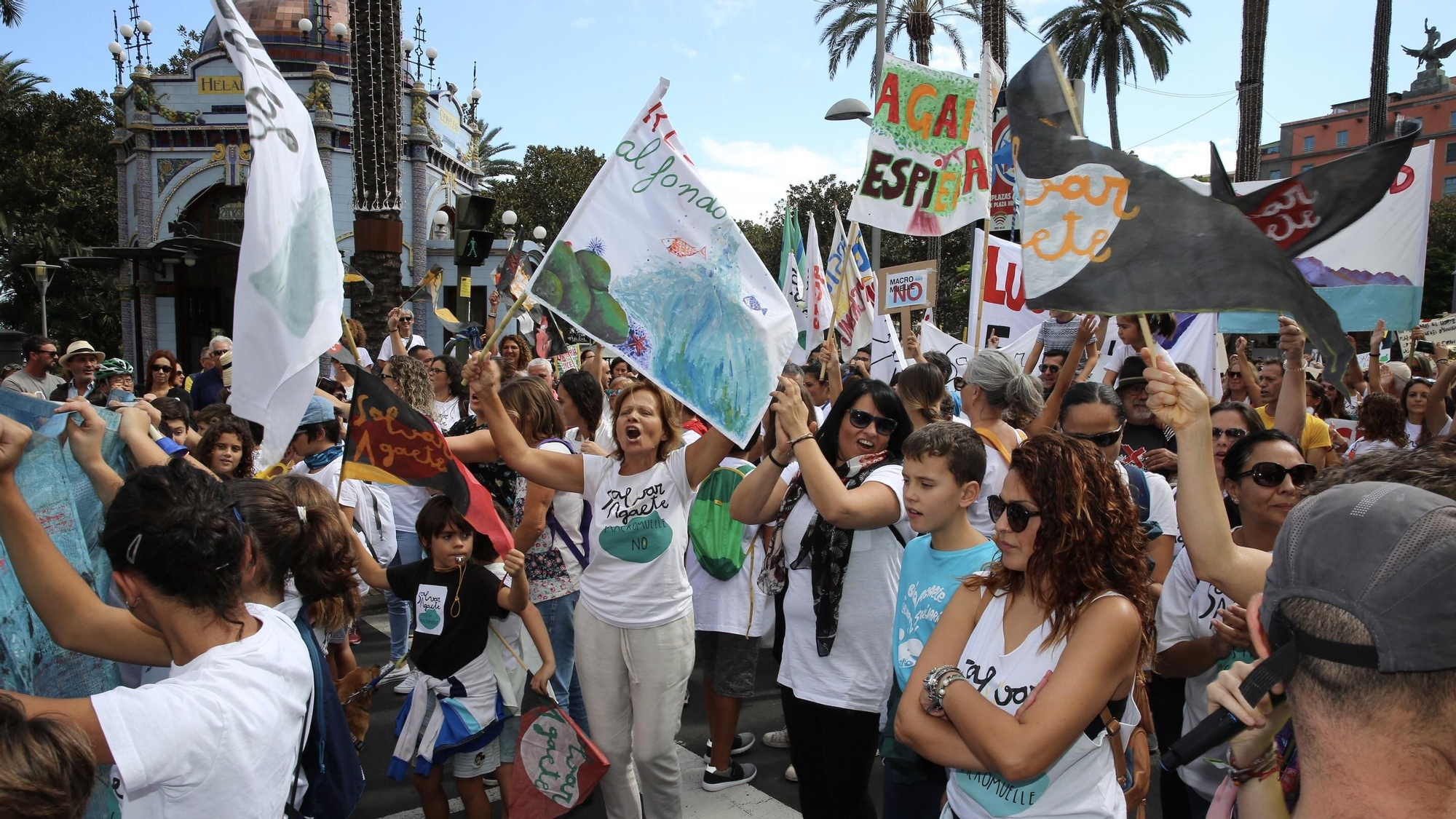 Manifestantes protestando contra el proyecto de ampliación del muelle de Agaete.