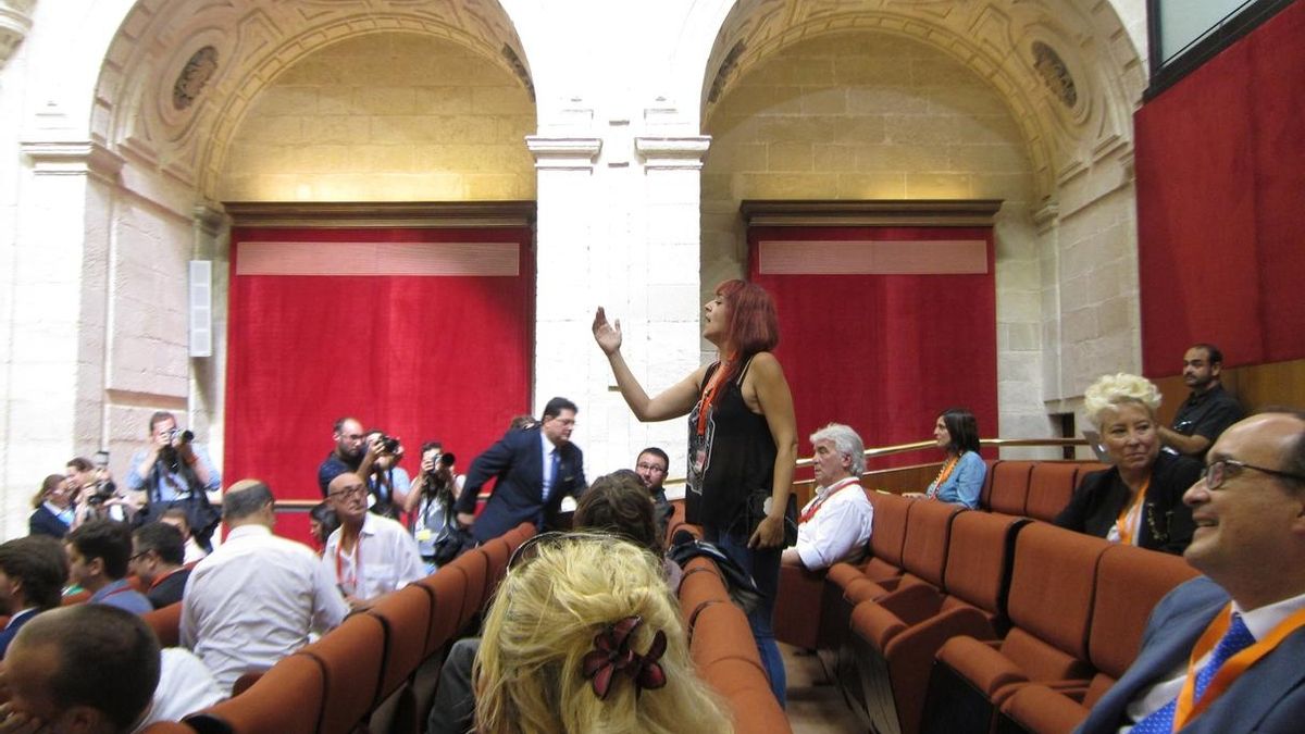 Desalojadas tres personas del Pleno del Parlamento por cantar "en contra del capital y reclamar voz" para los ciudadanos