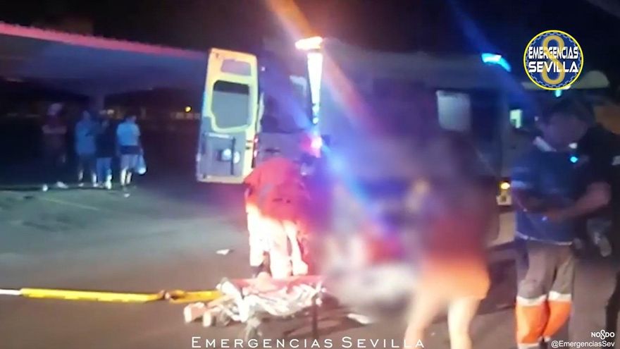 Joven herido grave en un accidente vial en un aparcamiento de un centro comercial de Sevilla Este