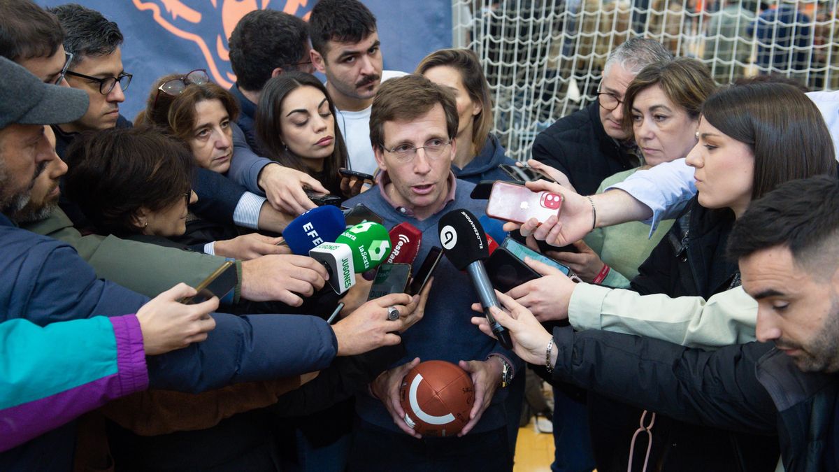 El alcalde de Madrid, José Luis Martínez-Almeida, atiende a los medios de comunicación durante el entrenamiento ‘Mini Monsters’, en GO fit Vallehermoso, a 9 de febrero de 2024