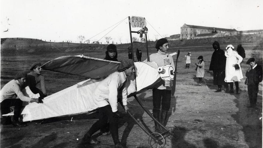 Escena de Carnaval en la Vega Baja de Toledo. Años 20. Fondo Rodríguez. AHP Toledo.