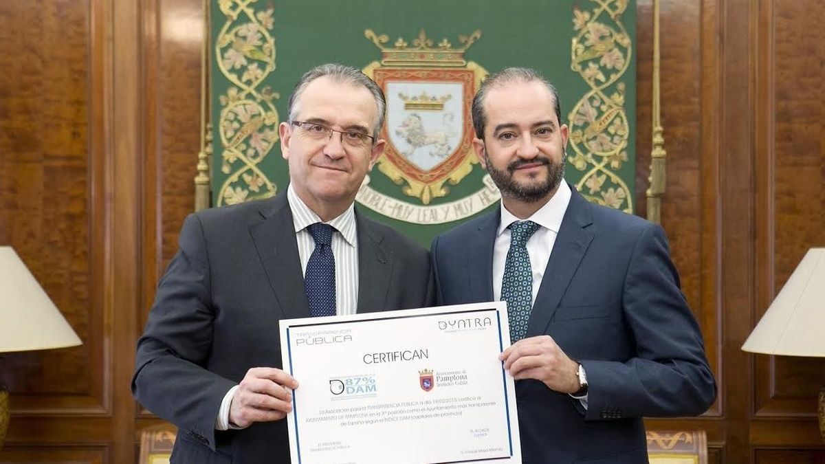 Pamplona recibe el premio Dyntra a la tercera capital de provincia con la web más transparente