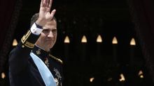 El rey Felipe VI saluda desde el Palacio Real tras su proclamación / EFE