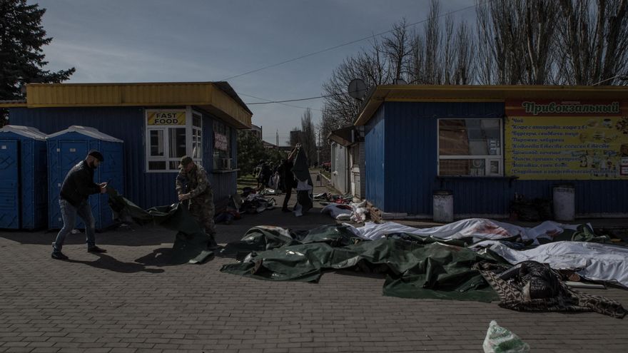 Vista de la escena después del ataque ruso a una estación de tren en el este de Ucrania, el 8 de abril.