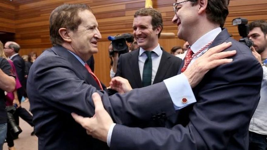 Mañueco saluda a Juan José Lucas en presencia de Pablo Casado. / Leticia Pérez / ICAL