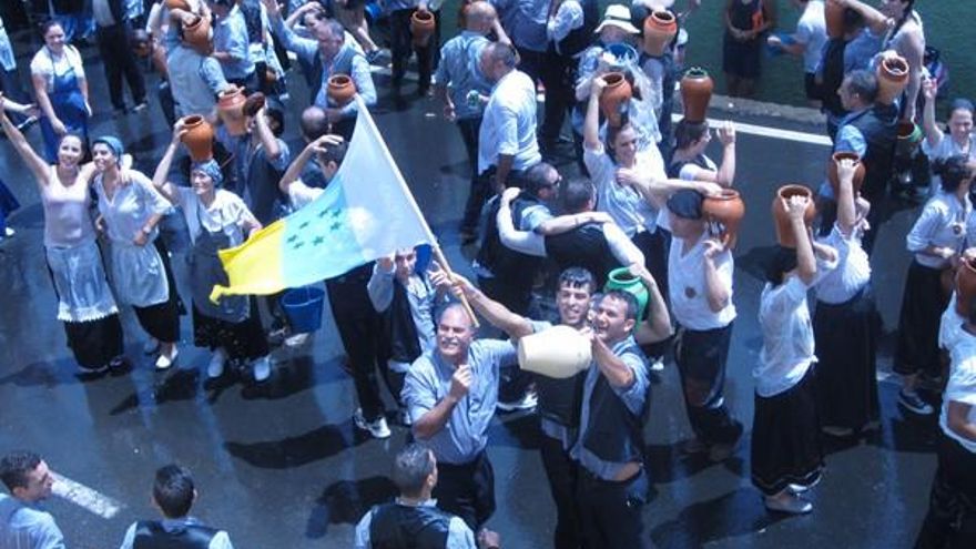 La fiesta es nuestra y la hacen los pueblos