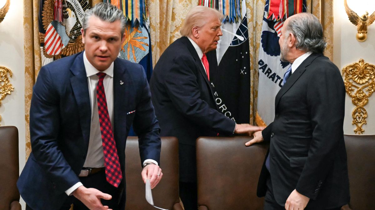 El secretario de Guerra de Trump, acorralado por posibles crímenes de guerra en el Caribe y por nuevas revelaciones del 'Signalgate'