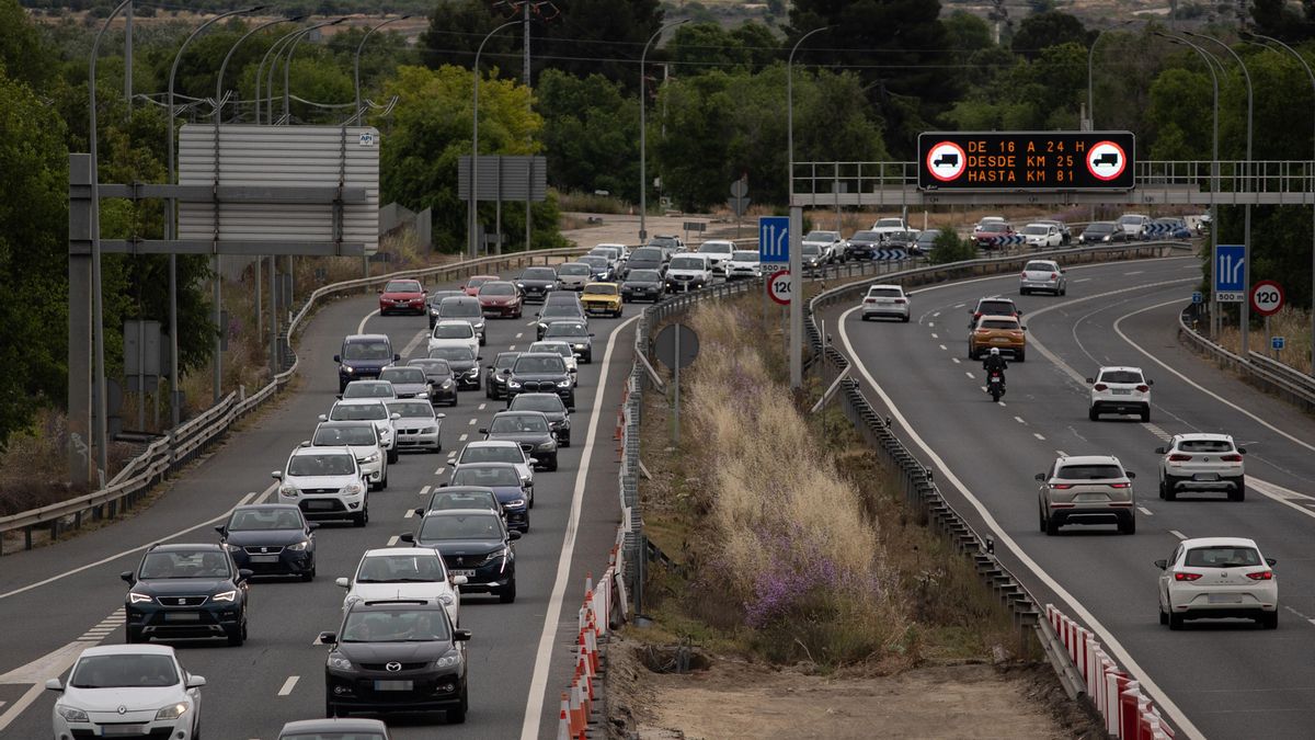Archivo - Varios vehículos circulan por una autovía.