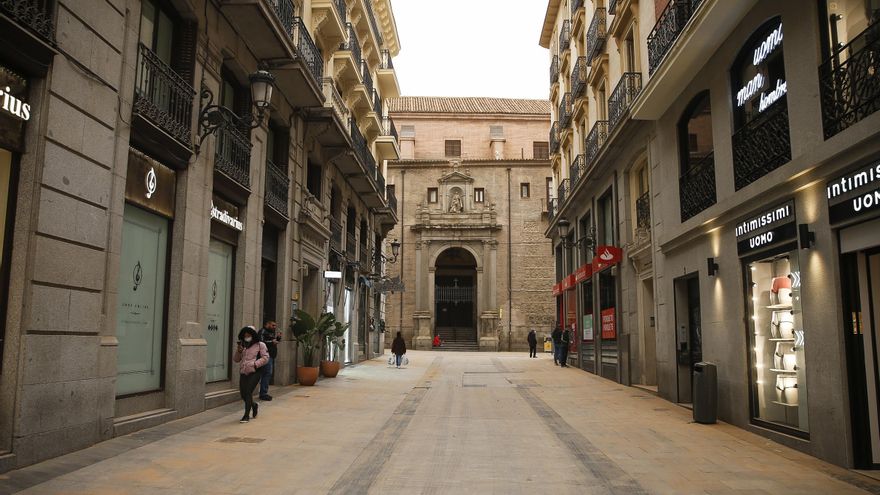 Una calle del centro de Madrid cubierta por el polvo procedente del desierto del Sáhara. EFE/Víctor Casado