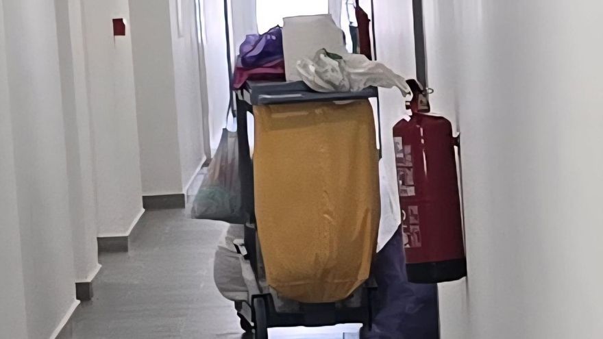 Carrito de limpieza de viviendas turísticas ocupando un pasillo