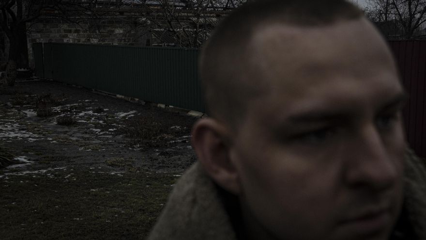 Sergey Kovalenko, desplazado de la zona ocupada de Donetsk, junto a la casa de sus vecinos, destrozada por el ataque de drones rusos hace dos semanas en Oleksandrivska.